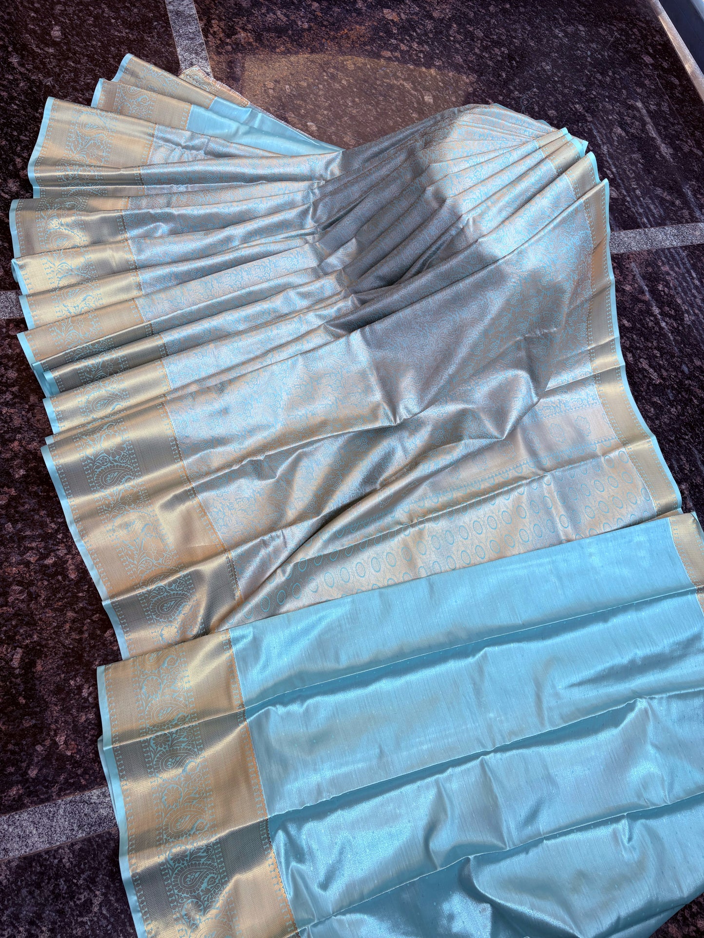 Tissue with Kanchi border