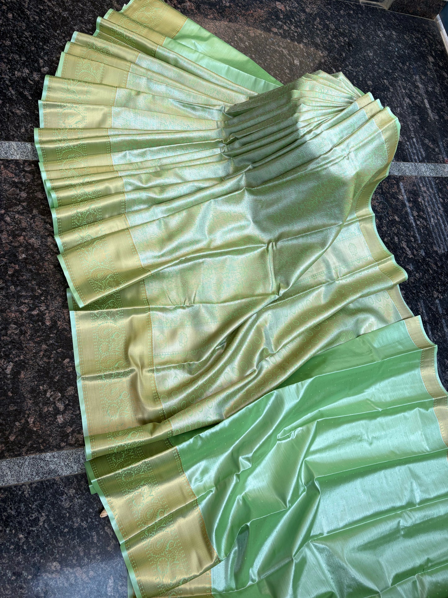 Tissue with Kanchi border