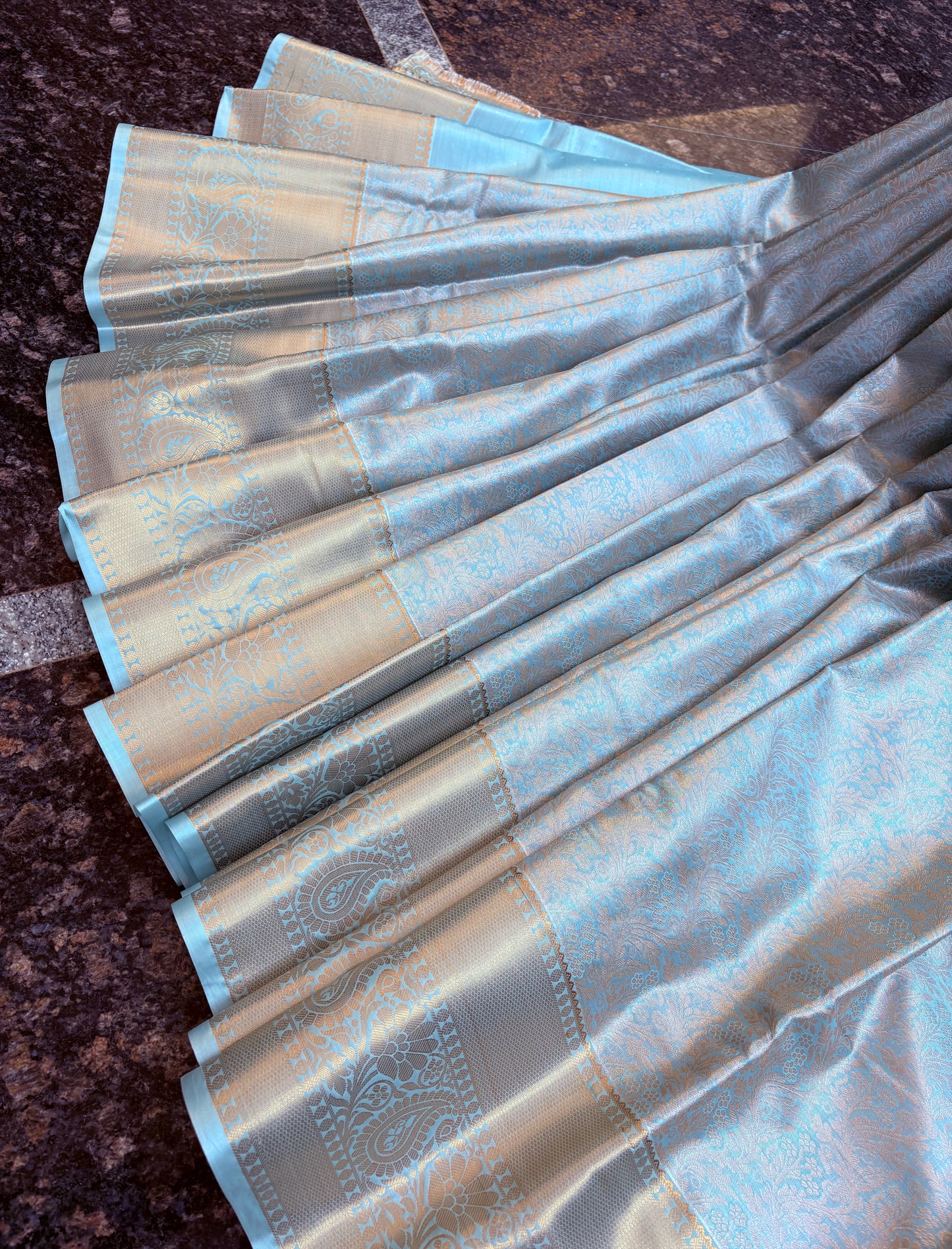 Tissue with Kanchi border