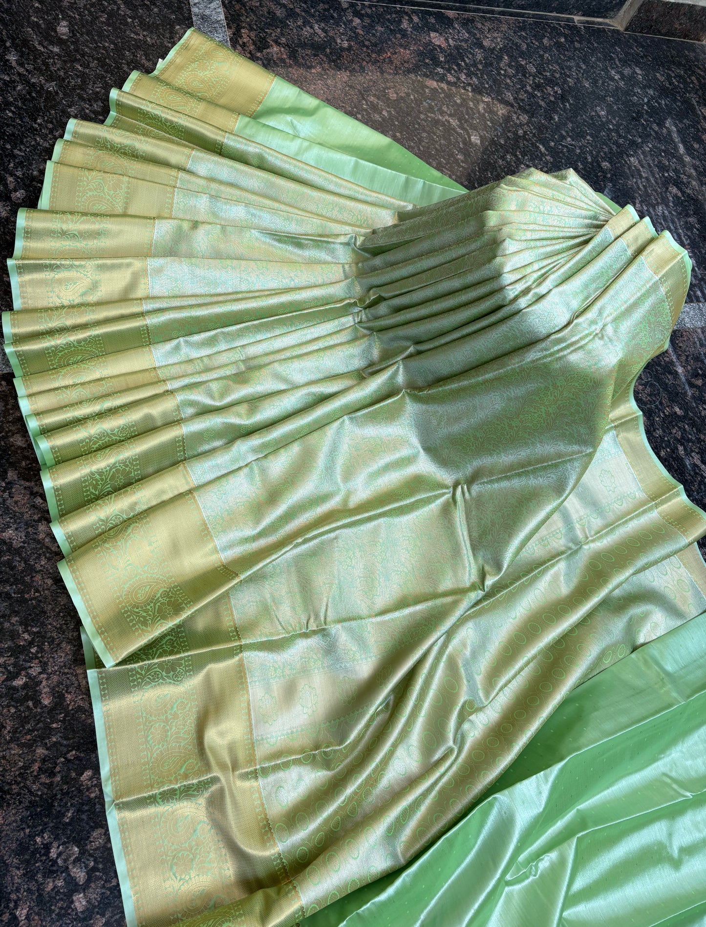 Tissue with Kanchi border