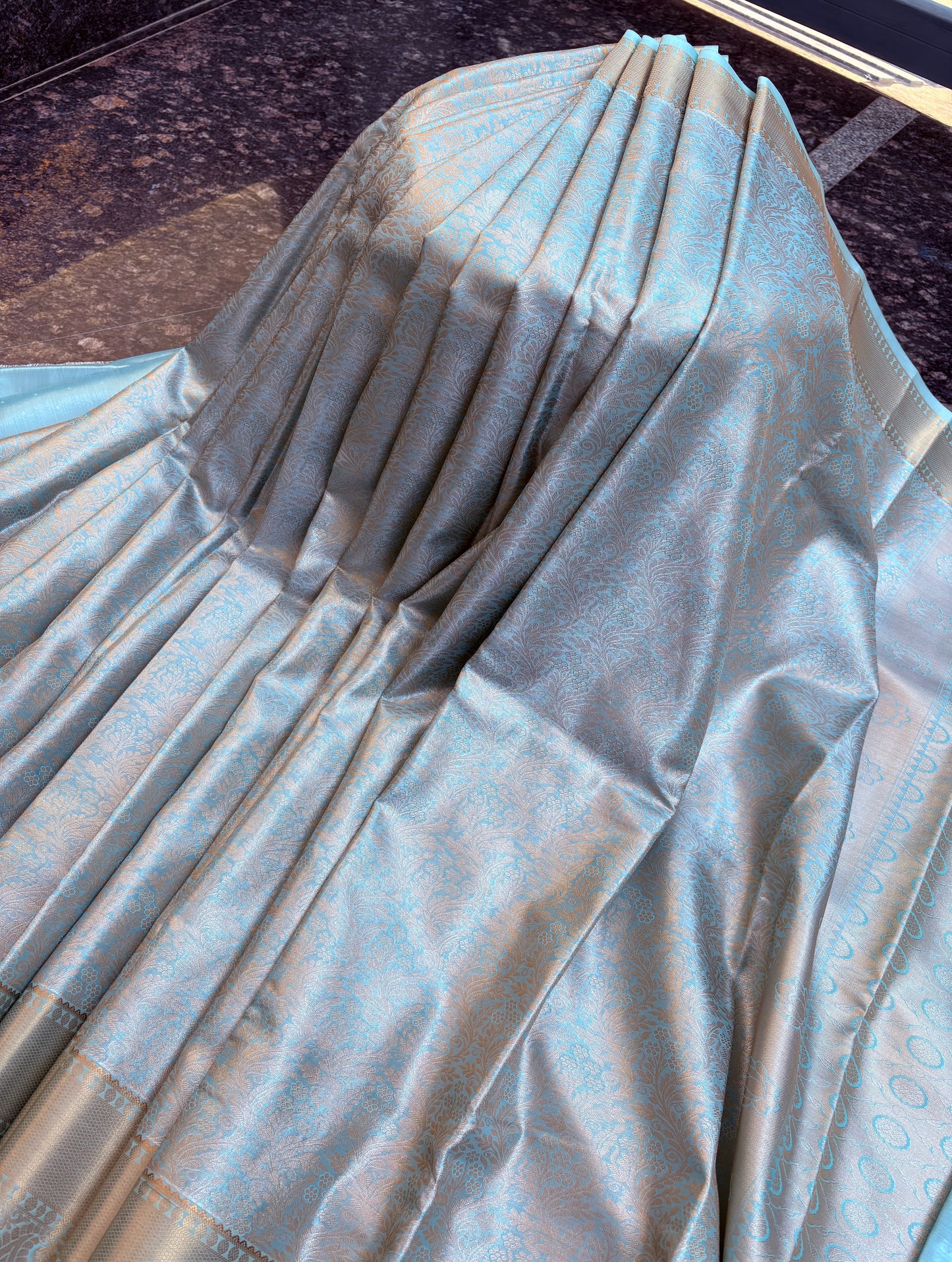 Tissue with Kanchi border