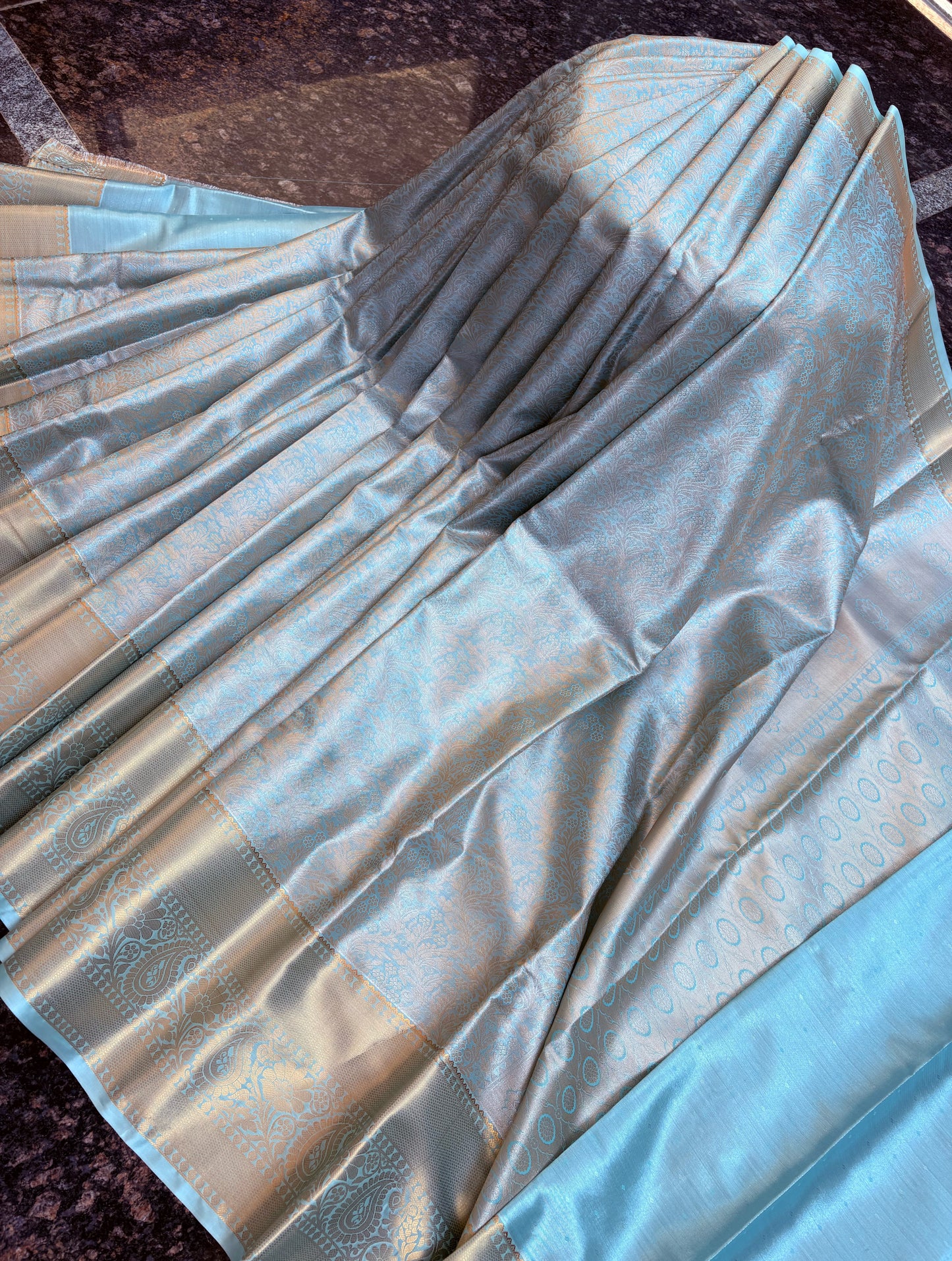 Tissue with Kanchi border