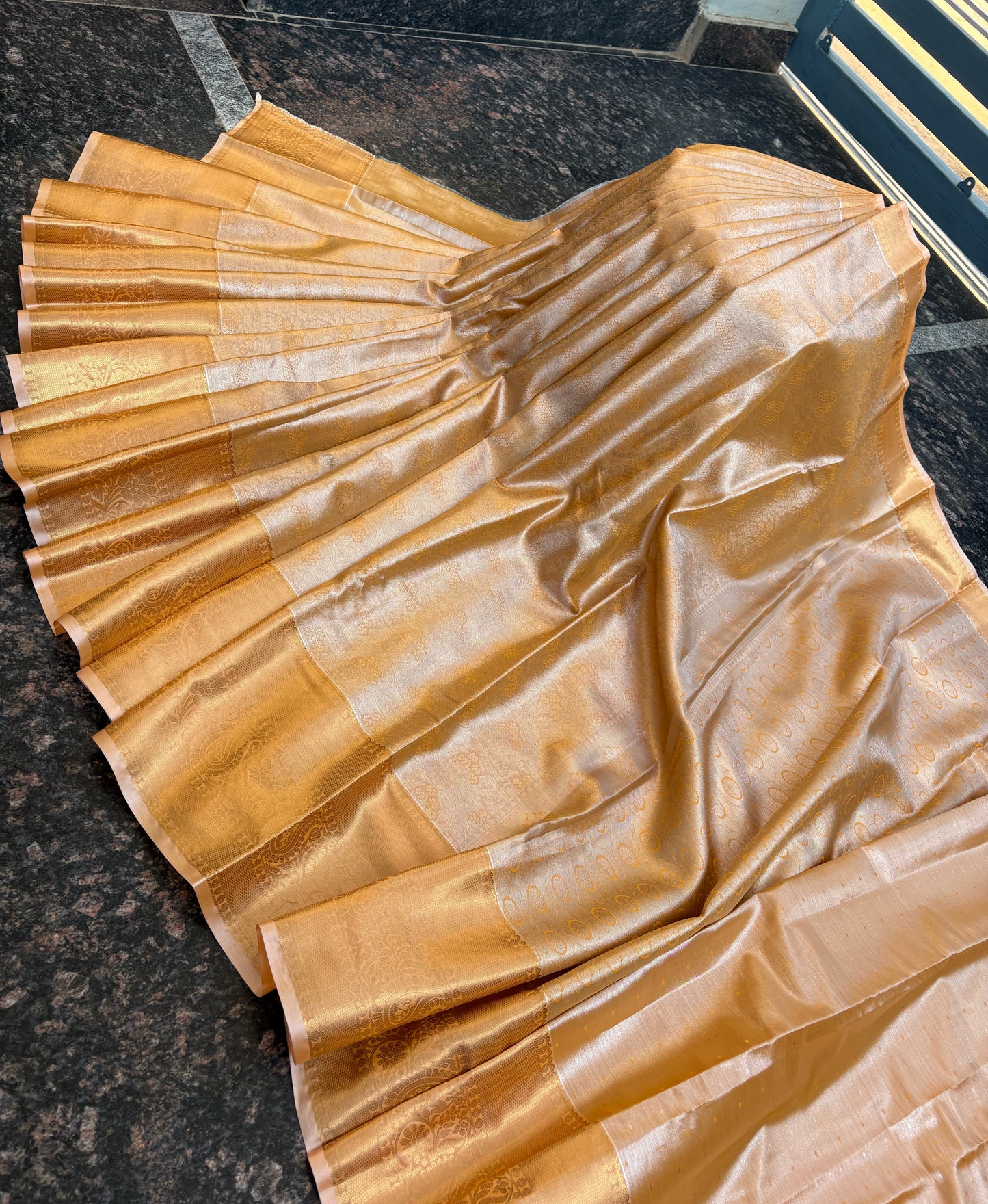 Tissue with Kanchi border