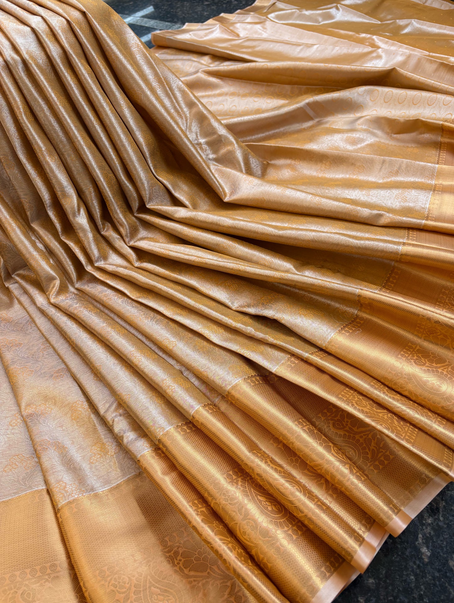 Tissue with Kanchi border