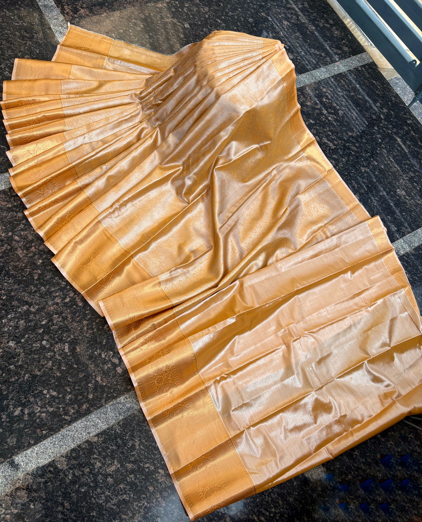 Tissue with Kanchi border