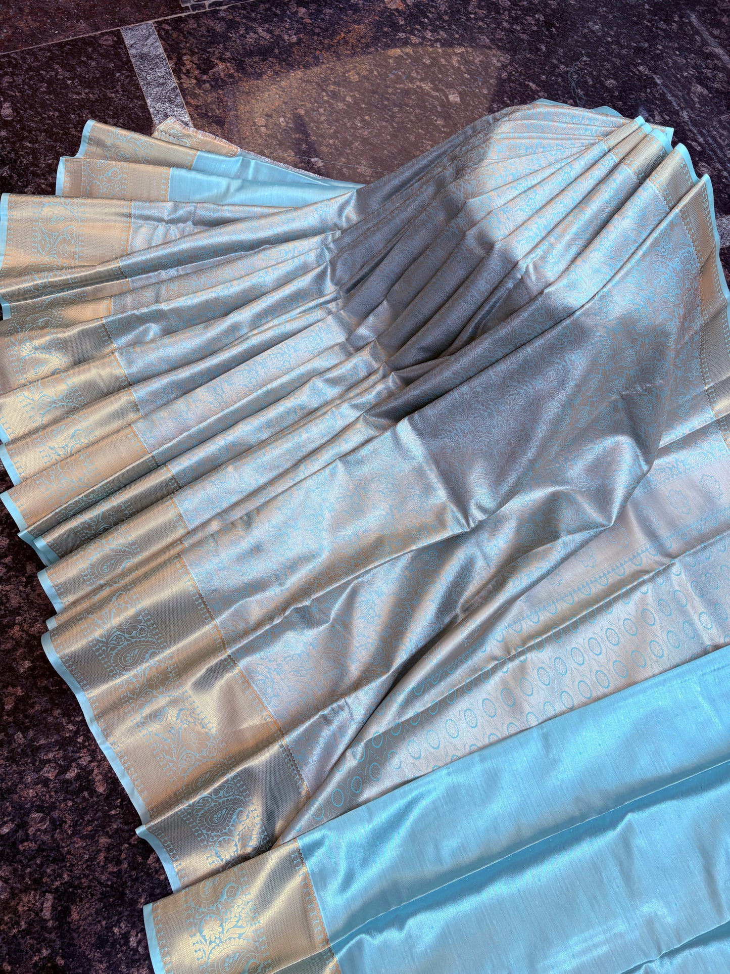 Tissue with Kanchi border