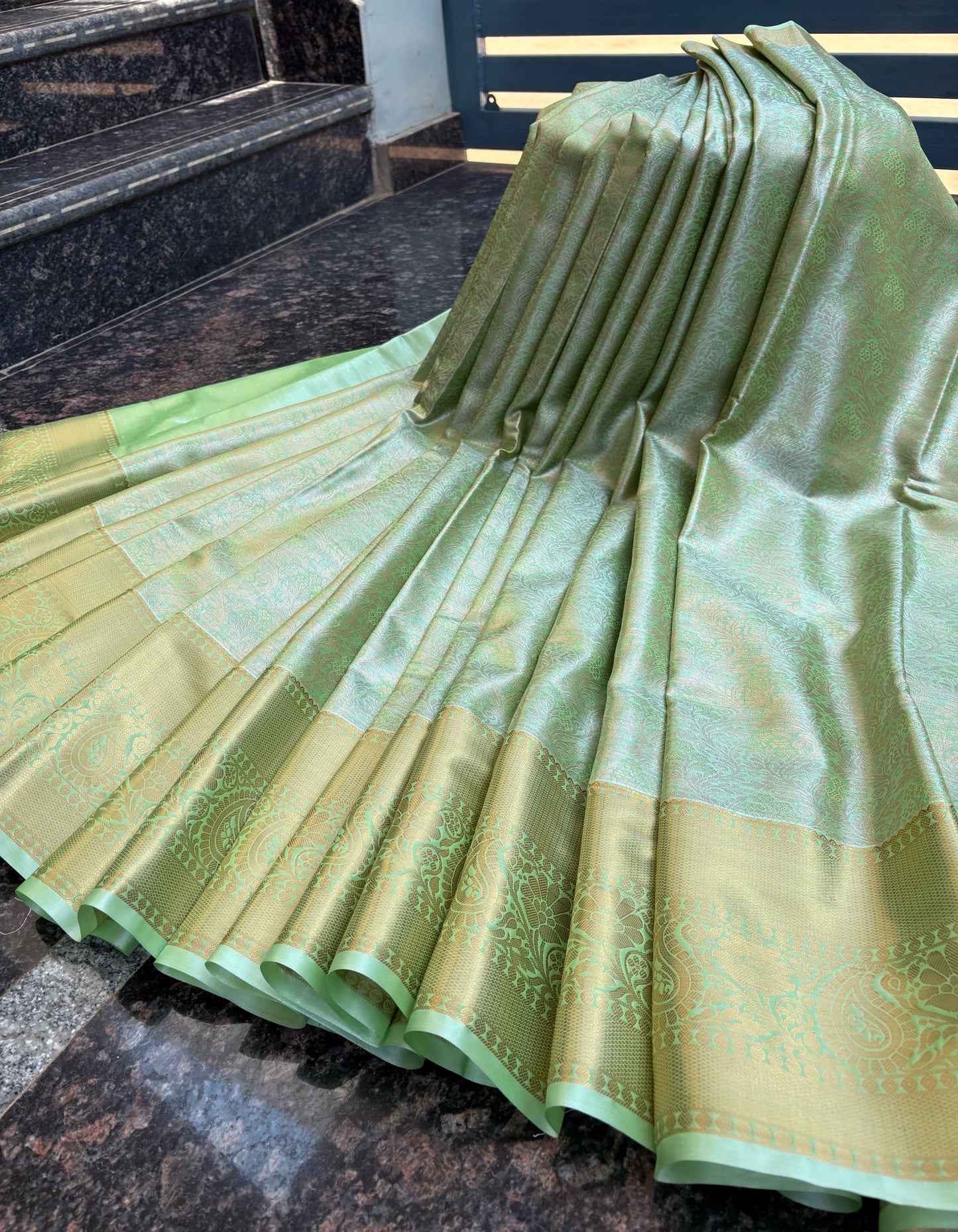 Tissue with Kanchi border