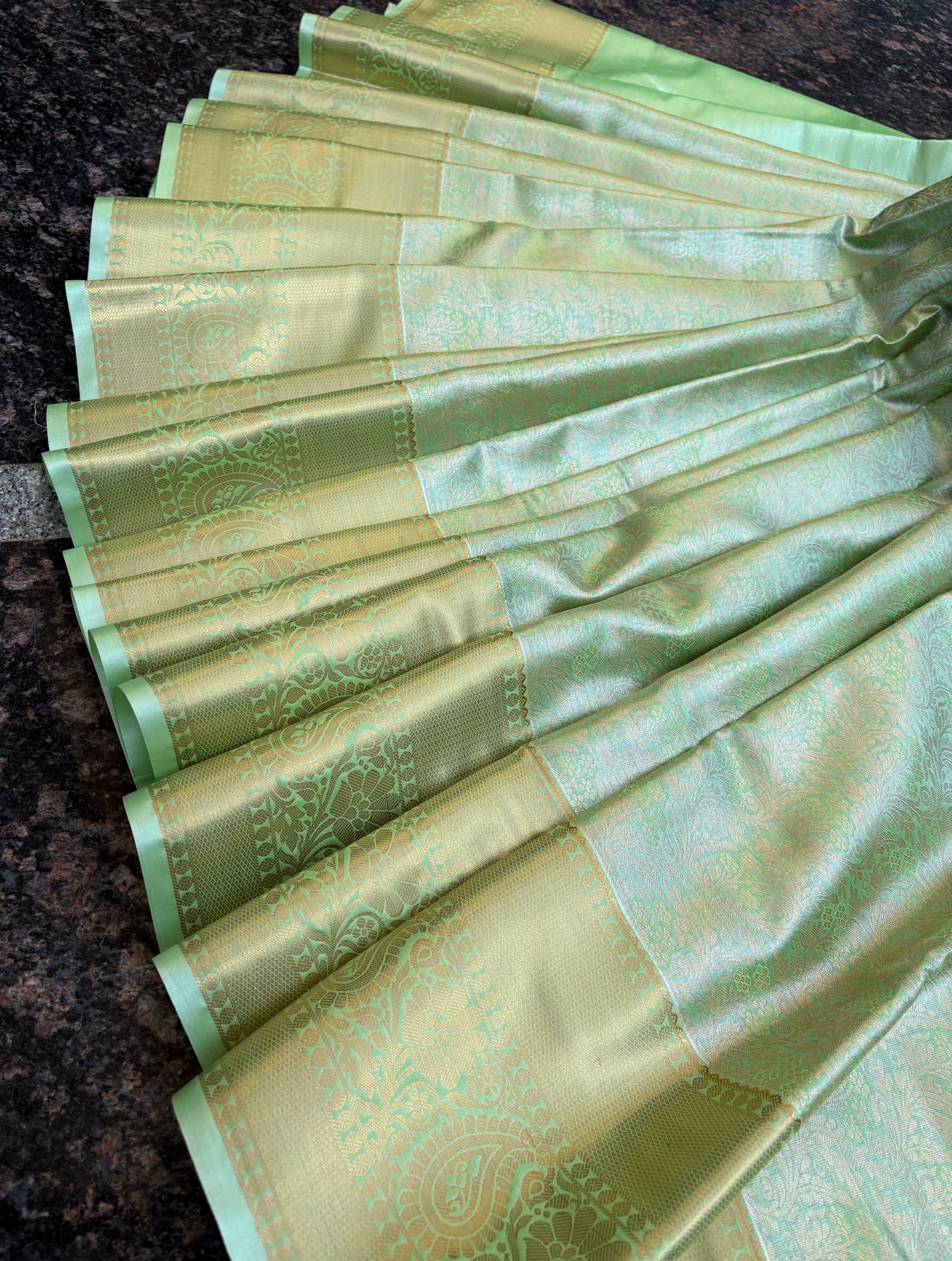 Tissue with Kanchi border