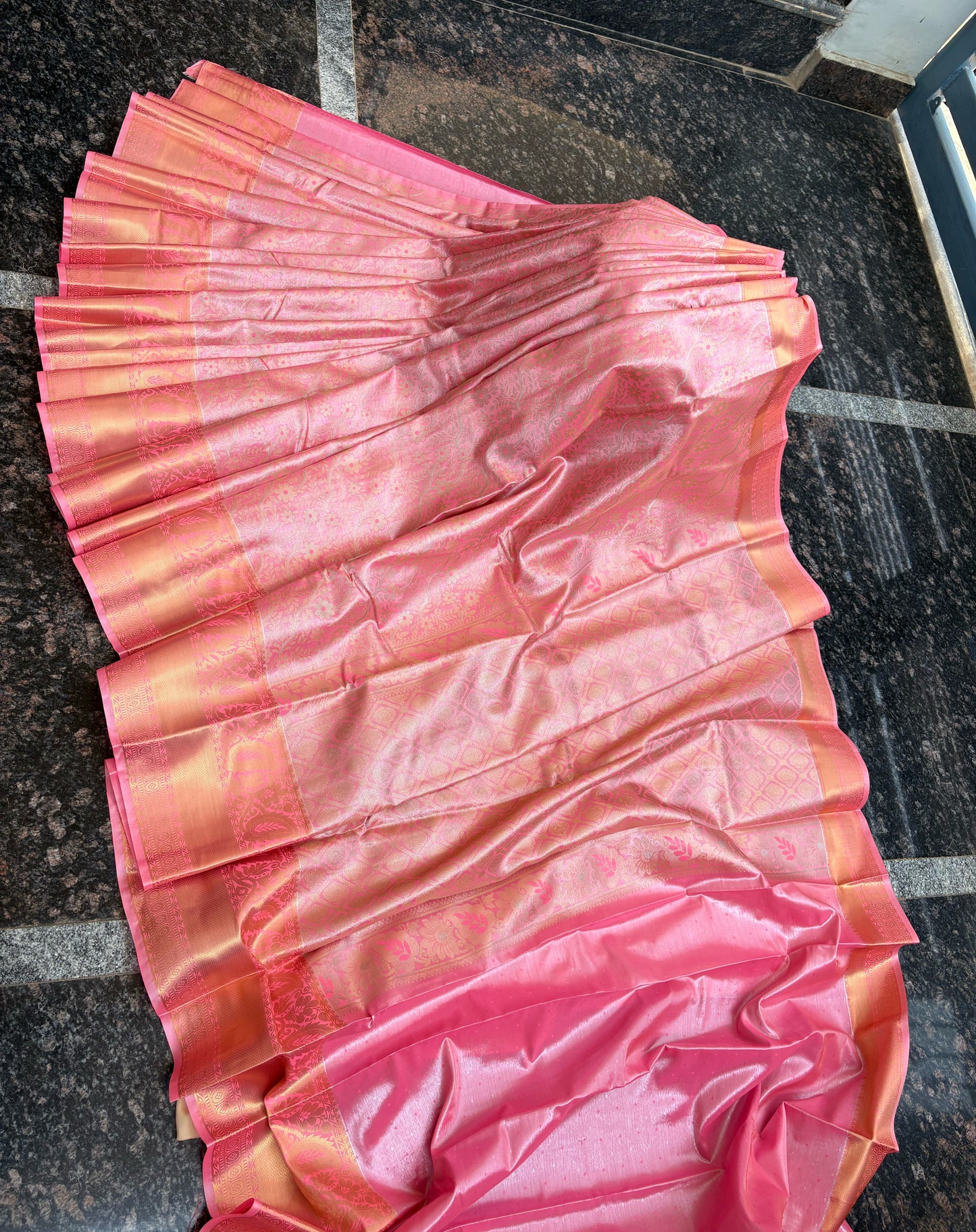 Tissue with Kanchi border