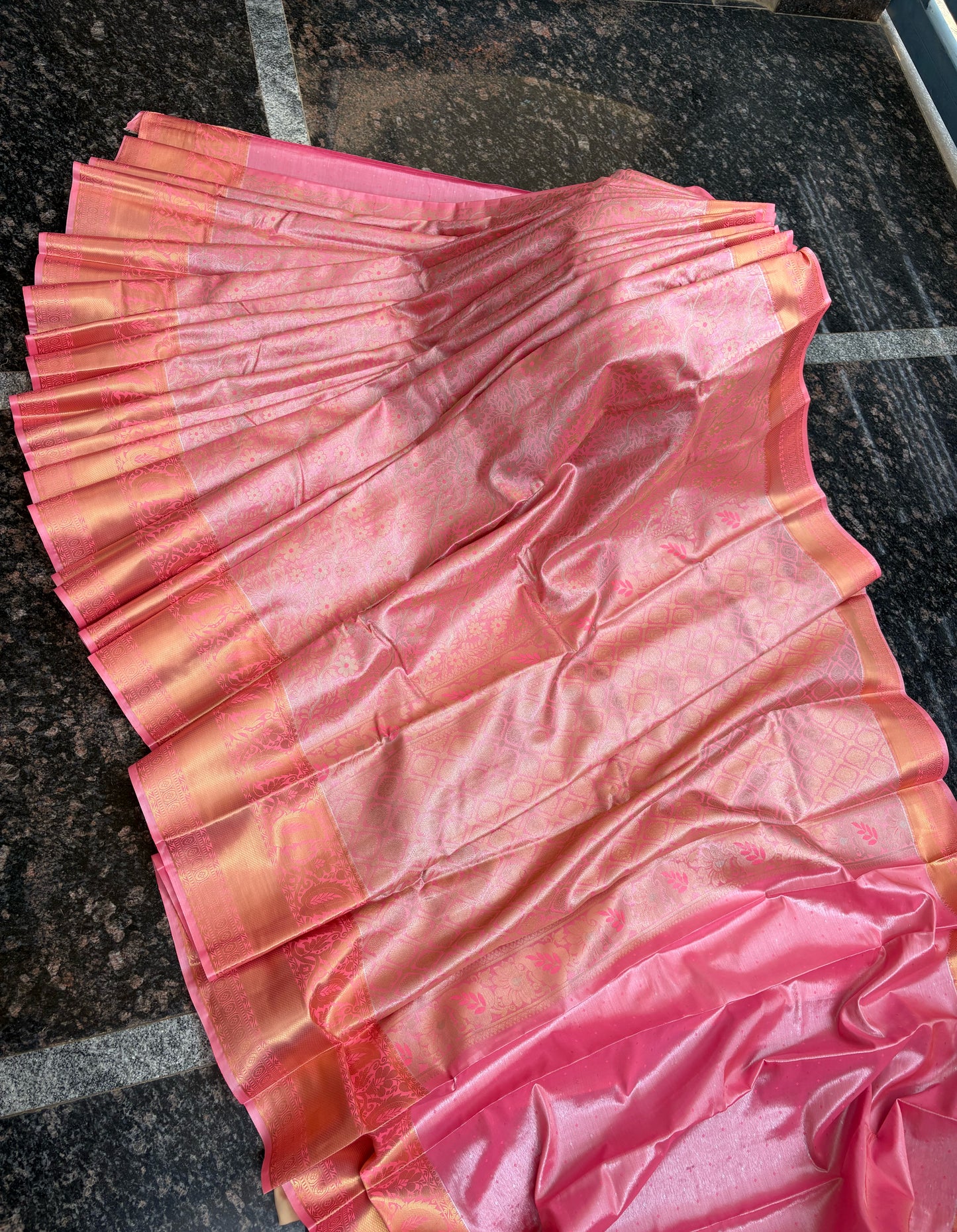 Tissue with Kanchi border