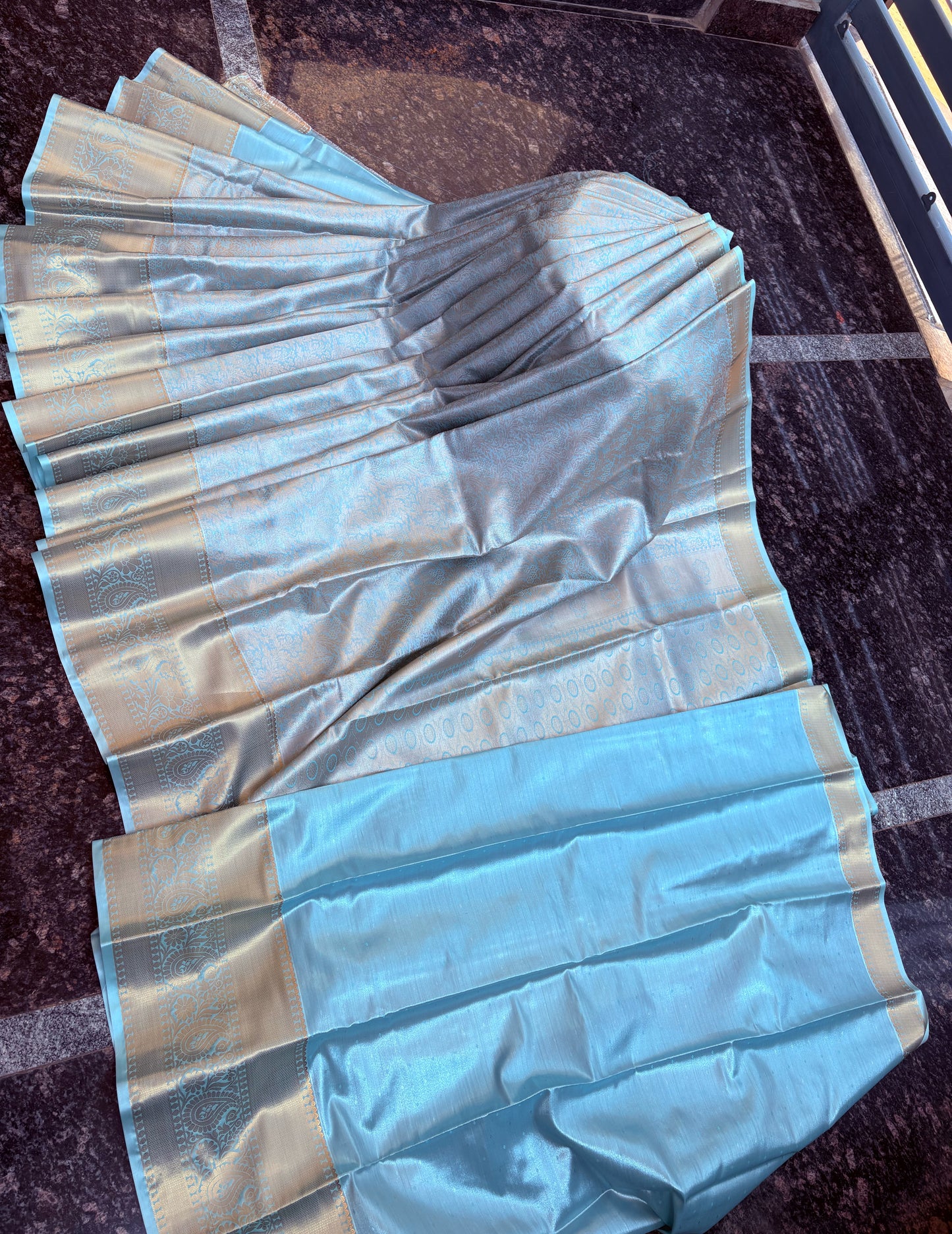 Tissue with Kanchi border